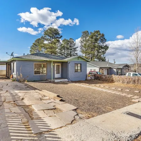 Route 66 Bodacious Bungalow w/AC, Fully Fenced Yard, W/D, 4 Smart TVs Downtown