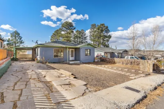 Route 66 Bodacious Bungalow w/AC, Fully Fenced Yard, W/D, 4 Smart TVs Downtown