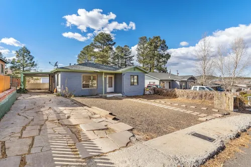 Route 66 Bodacious Bungalow w/AC, Fully Fenced Yard, W/D, 4 Smart TVs Downtown