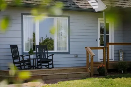 M22 Hemlock House-Renovated lakefront home