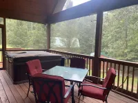 Cozy cabin w/ hot tub! Lake access w/ walk to pier Hotels in Mecklenburg County