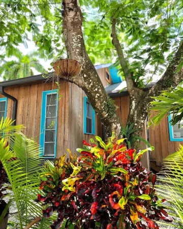 Slice of Paradise: Tropical Studio in Downtown Historical River District Отели в г. Форт Майерс