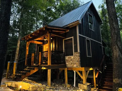 “The Shack” on Farmers Creek. Tree house  Tiny house Отели рядом с достопримечательностью «Lone Hickory Indoor Arena»