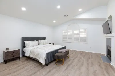 Luxury Modern Home - Near Las Vegas Strip! Hotels near Red Rock Canyon National Conservation Area