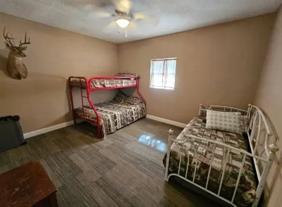 Route 66 Turnback Creek Hunting Lodge. Secluded acreage, handicap accessible. Hotels near Halltown