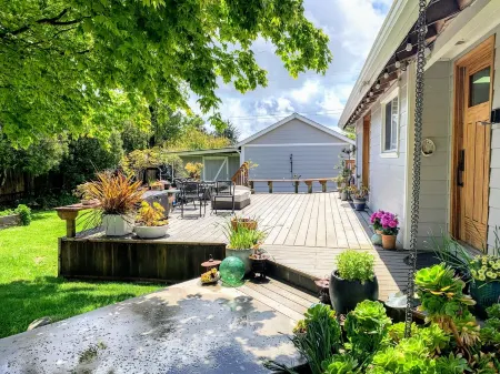 Coastal Refuge, *Hot Tub,* Close to Town.