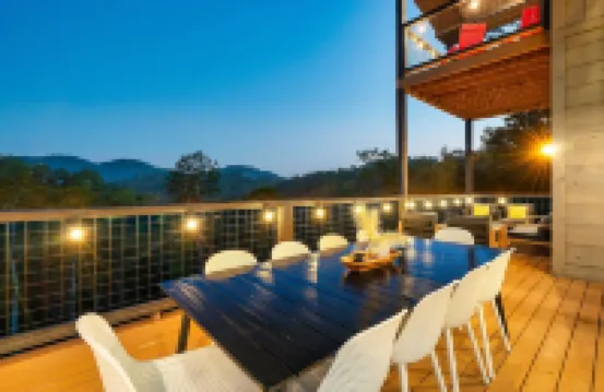 LUX Modern Cabin-VIEW- Privacy-Hot Tub-Heated Pool-Fire pit-Game room-Sleeps 20+