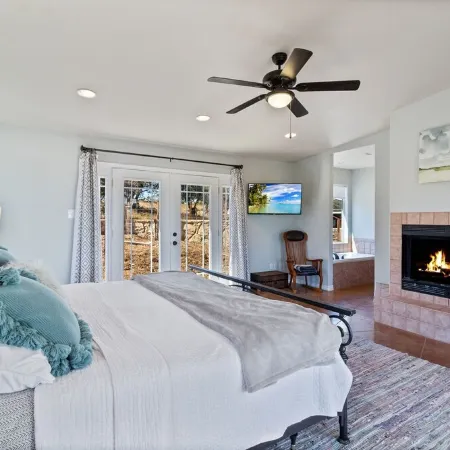 The Porch & Prairie Ranch, Sleeps 20! Peaceful Oasis, Pool, Jacuzzi, Events!
