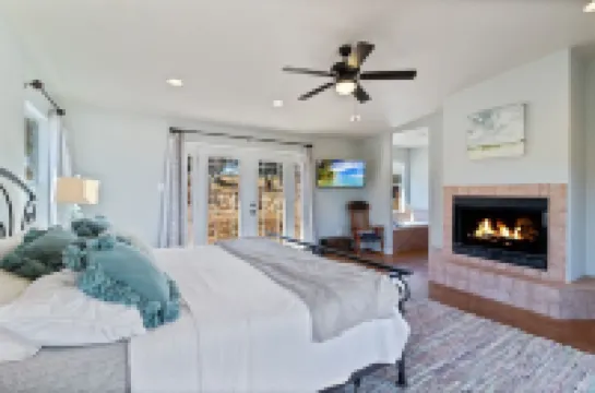 The Porch & Prairie Ranch, Sleeps 20! Peaceful Oasis, Pool, Jacuzzi, Events!