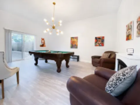 6x3 Lux Villa, 10m2Strip, Pool+Spa+Casita+7carpark