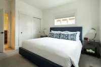 Cute COTTAGE for family fun ~ hot tub + firepit ~ near park ~ resort pool ~ BEND