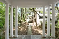 Beautiful  6BR/6BA Home w/ Resort Style Pool, Cabana Bar and Guest House!