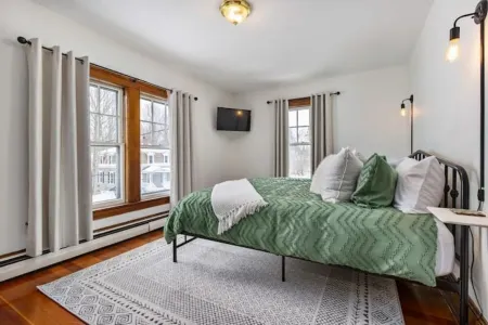 Modern Boutique Farmhouse - Walk to Town - King Bed Отели в г. Довер