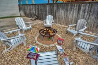 The Black & White House- Walk to Magnolia!