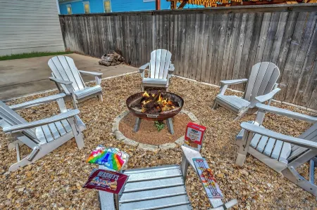 The Black & White House- Walk to Magnolia!