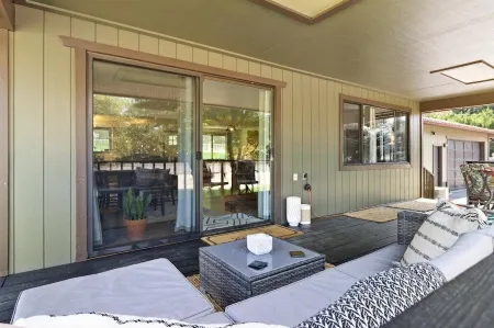 The Shady Knoll - Peace & Quiet near the Rogue River! Отели в г. Шейди Ков