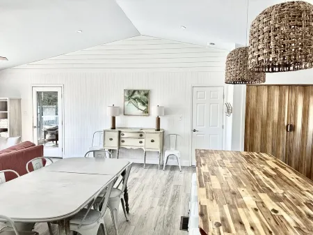 *Salty Sol*-Heated Pool, Golf Cart available to rent, short walk to the beach!🏝