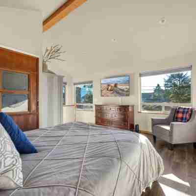 Beautiful Family Home, Less than one Block to the Beach Rooms