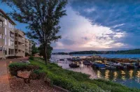 Freshly Remodeled Condo with amazing Grand Glaze View!