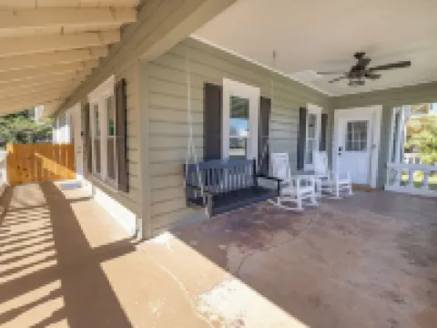 Renovated Bungalow 1 Block from Downtown Seneca! 7 miles from Clemson! Hoteles en Seneca