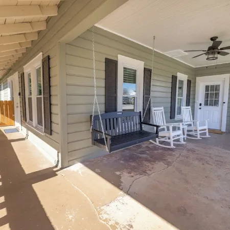 Renovated Bungalow 1 Block from Downtown Seneca! 7 miles from Clemson!