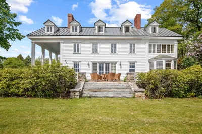 Luxury, family friendly home, with views, privacy and access to Maine's best!  호텔