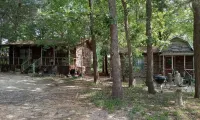 ADORABLE BOHO CABIN JUST RENOVATED & ONLY 2 MILES TO TRADE DAYS