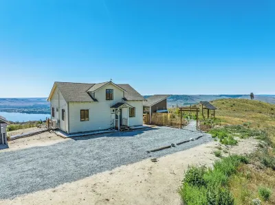 CloudDrift Villa - Romantic MountainTop Getaway with Spa, Sauna and Amazing View โรงแรมใน