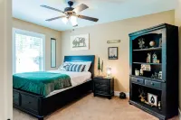 Cozy Pet Friendly Summer Retreat, Mountain View Fire Pit Good Location near AVL Hotels near Ridgecrest Conference Center