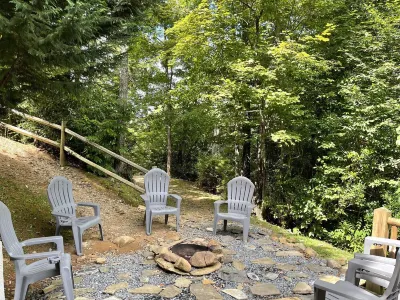 Stunning  Mountain Views From Cabin With Hot Tub & Covered Porch!
