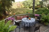 Cozy cottage surrounded by nature - 5 min to town and beaches Các khách sạn gần University of Rhode Island