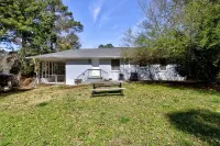 Lovely Modern 3 Bedroom bungalow l 3 King size beds Hotel dekat Mark Trail Park and Recreation Center