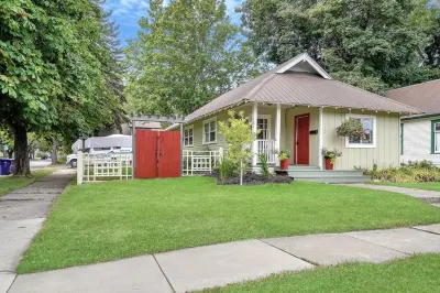 Third & Lake - Downtown Sandpoint War Memorial Field附近的飯店