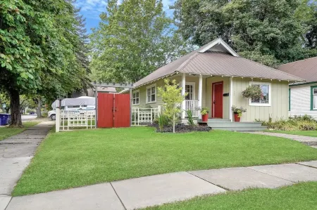 Third & Lake - Downtown Sandpoint Отели рядом с достопримечательностью «Вар Мемориал Филд»