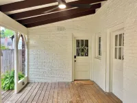 The Designers Den-Sleeps 10, Pets ok, 5min to IHFC & HPU, Emerywood!