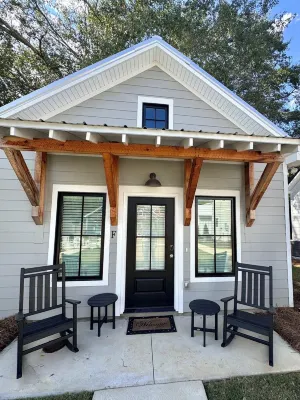 New Luxury 1BR Cottage in Downtown Auburn!
