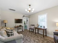Genevieve's Cottage! Totally Renovated with all the Charm! Hotels in Hixson