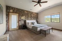 Canyon-View Retreat Minutes from Zion with Hot Tub, Game Room & Chef’s Kitchen - balcony