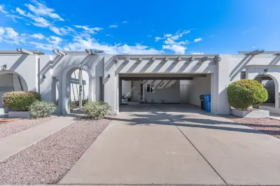 Urban Oasis in Central Phx Single Level Patio Home ~Sleeps 8 Wfh WiFi+Patio+Pool Hotels in North Mountain