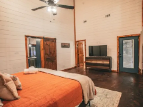 Romantic Couples Cabin minutes from Casino Excitement & Lakeside Serenity Hotels in Broken Bow
