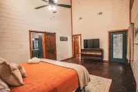 Romantic Couples Cabin minutes from Casino Excitement & Lakeside Serenity