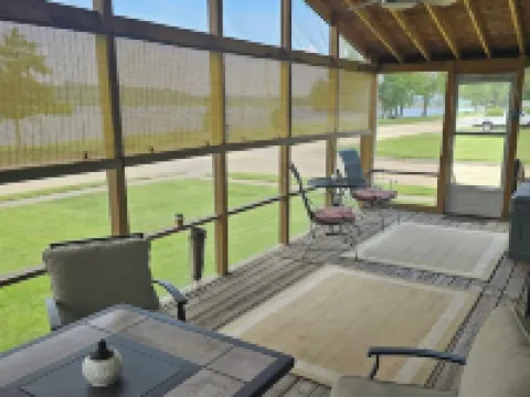 Charlie’s on the Water - a Charming 3-bedroom house with a lake view-Sabula Hotels in Sabula