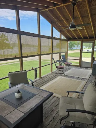 Charlie’s on the Water - a Charming 3-bedroom house with a lake view-Sabula