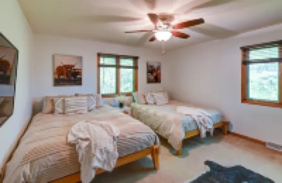 New Ownr Specl - Hilltop Oasis w/ HotTub+Sauna-Close to Wis Dells & Baraboo!