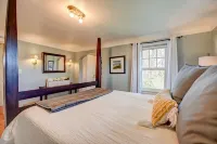 Avon Acres Farmhouse - Original 1910 home with modern updates and lots of charm! Hotels near Skagit Valley Softball Fields
