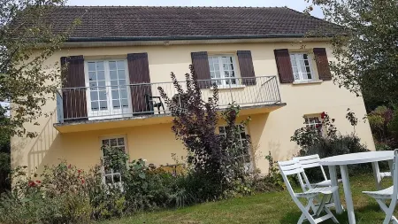 Furnished apartment in comfortable single-family house with mature garden Отели в г. Баньоль-де-Л'Орн