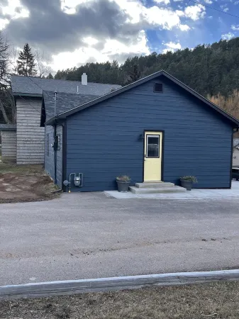 “The Yellow Door” perfectly located 2 bedroom 1 bath home, downtown Deadwood Отели в г. Лоренс