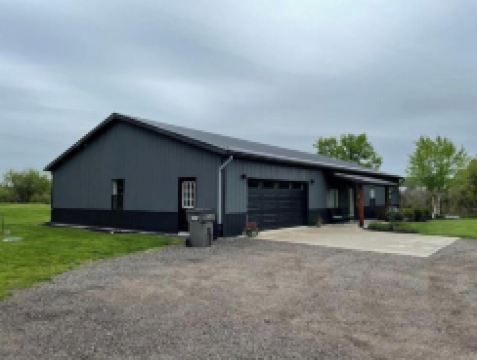 Charming 2 Bedroom Home with Hot Tub and Fire Pit