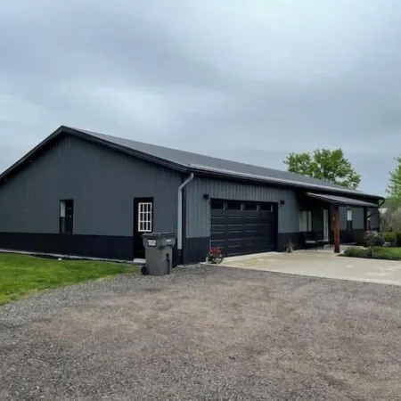 Charming 2 Bedroom Home with Hot Tub and Fire Pit
