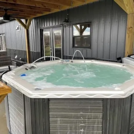 Charming 2 Bedroom Home with Hot Tub and Fire Pit